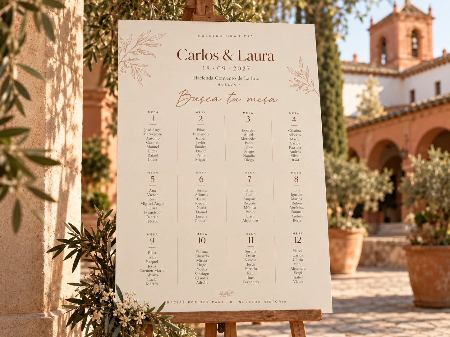 Seating plan de Carlos y Laura sobre caballete en un patio de la hacienda