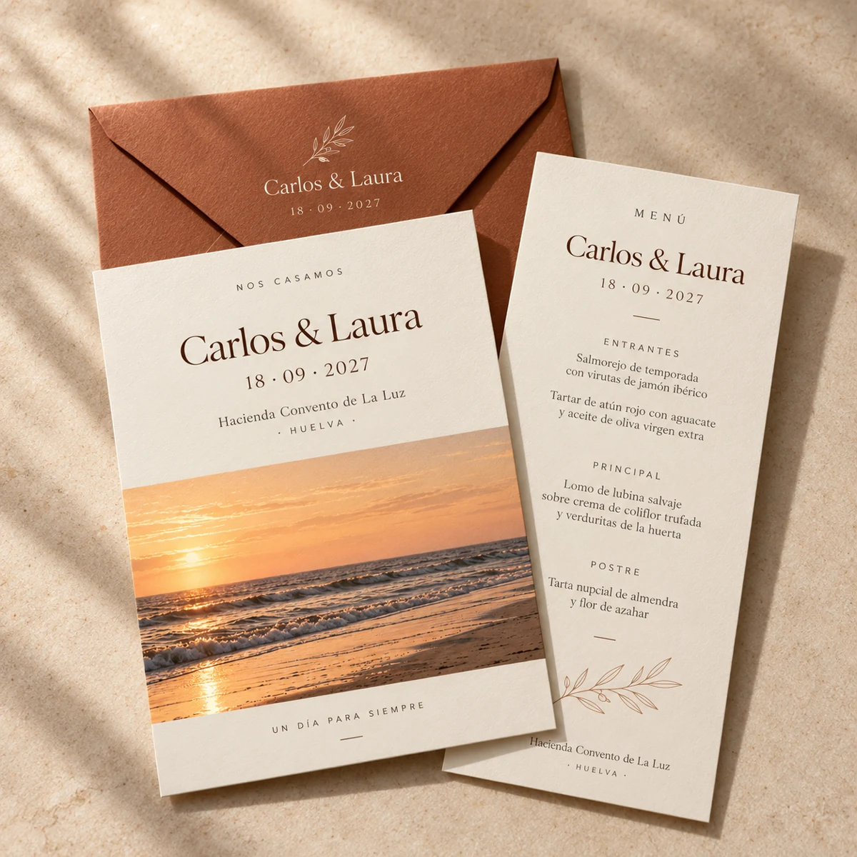 Invitación y minuta de Carlos y Laura sobre papel en tonos cálidos
