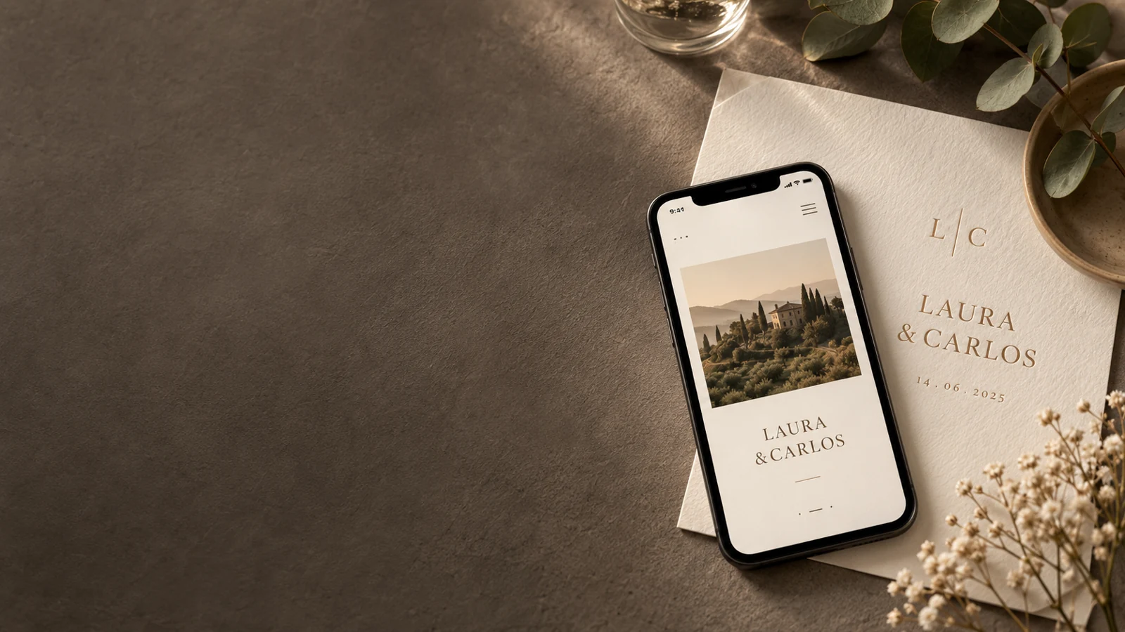 Móvil con una web de boda sobre una invitación en papel